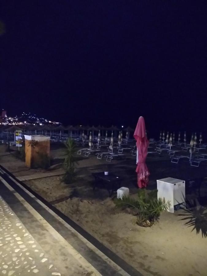 Sarah Appartamento فلورا المظهر الخارجي الصورة